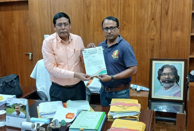 अमन समाज पार्टी ने झारखण्ड सरकार के अवर सचिव राममूर्ती सिंह और ओएसडी से मिला और मुख्यमत्री के नाम मांग पत्र सौपा